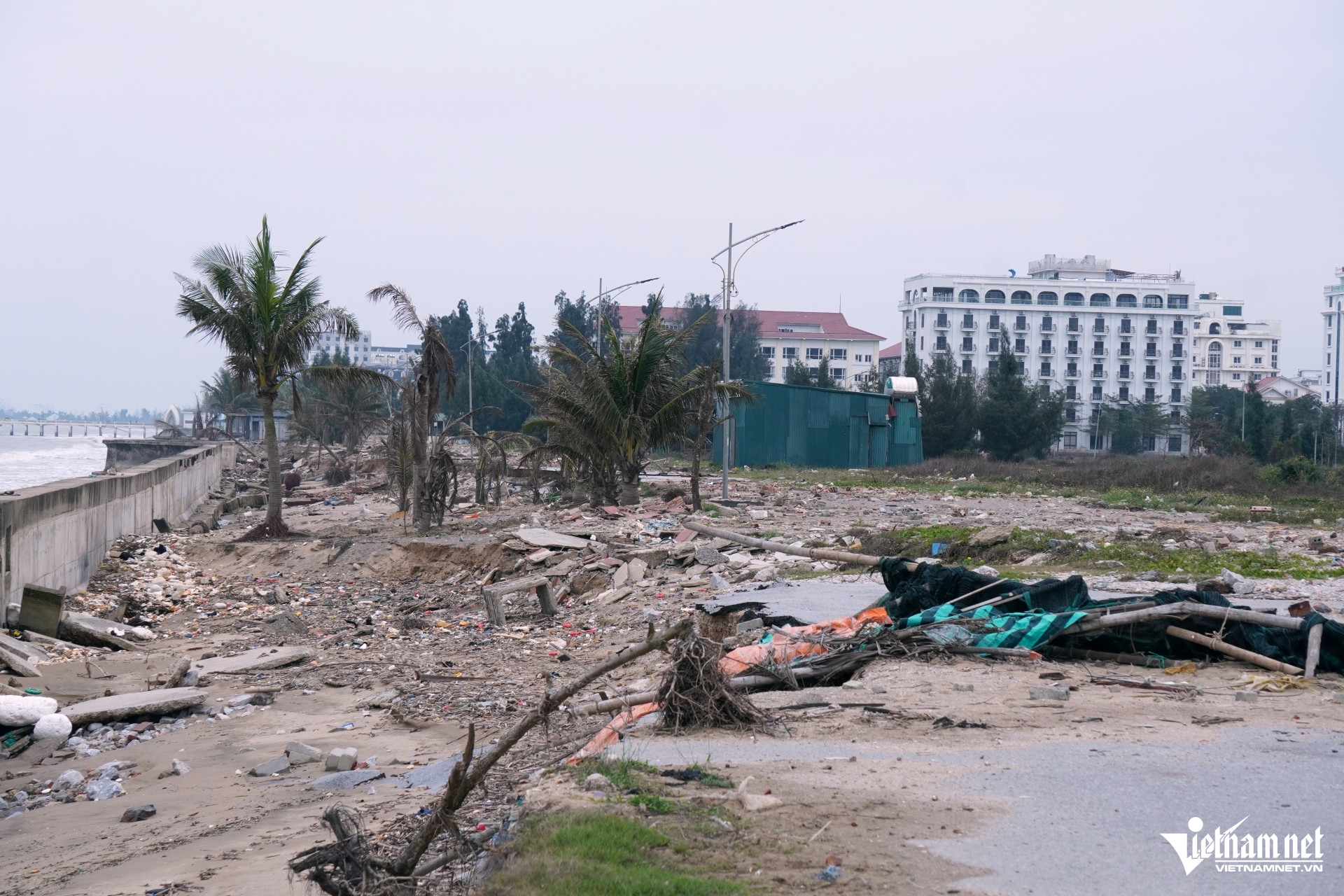 W-a3Tan hoang bờ kè ven biển.JPG.jpg