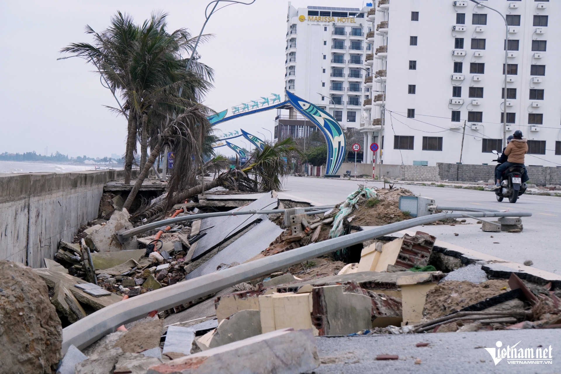 W-a4Tan hoang bờ kè ven biển.JPG.jpg