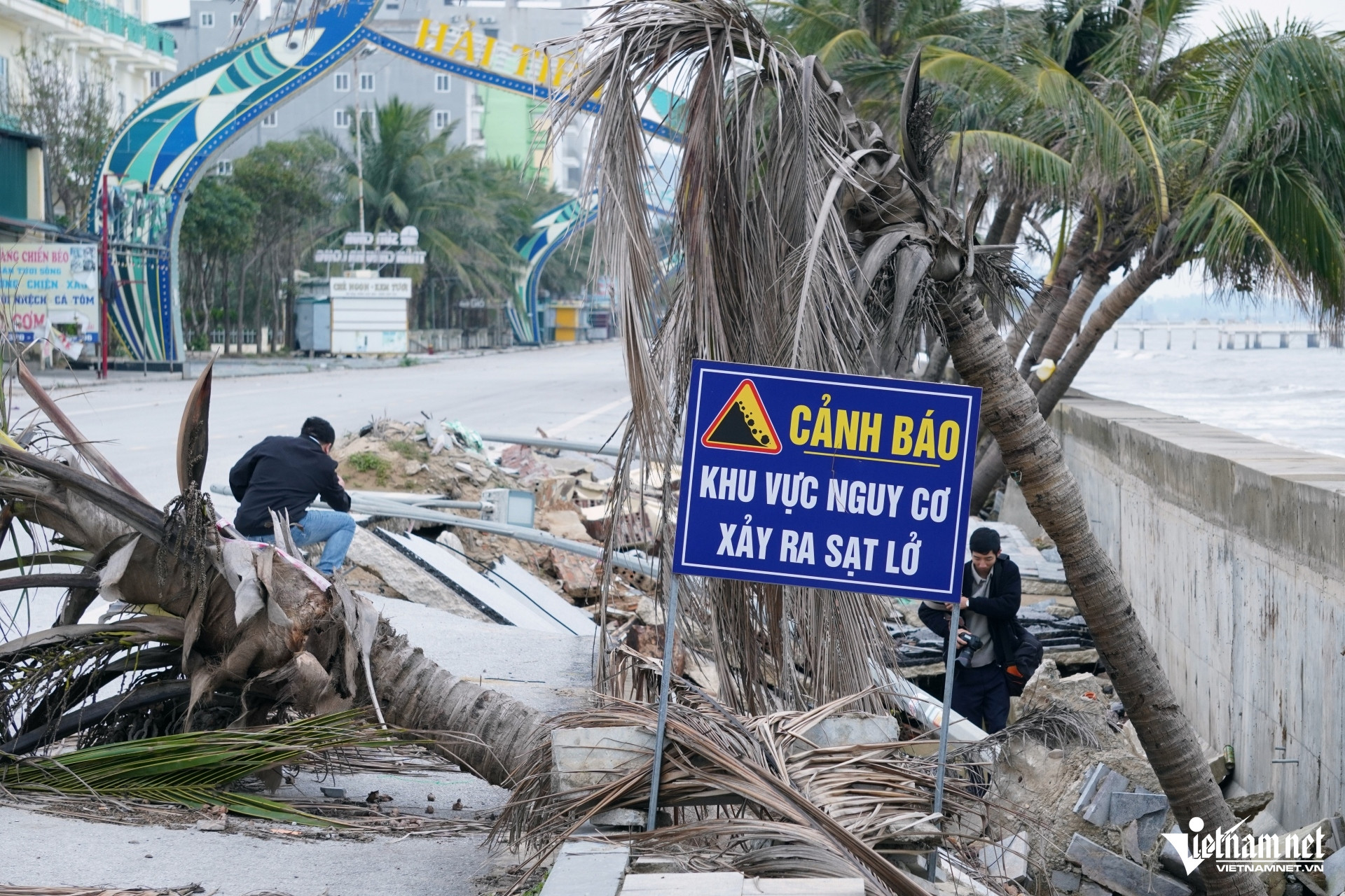 W-a5Tan hoang bờ kè ven biển.JPG.jpg