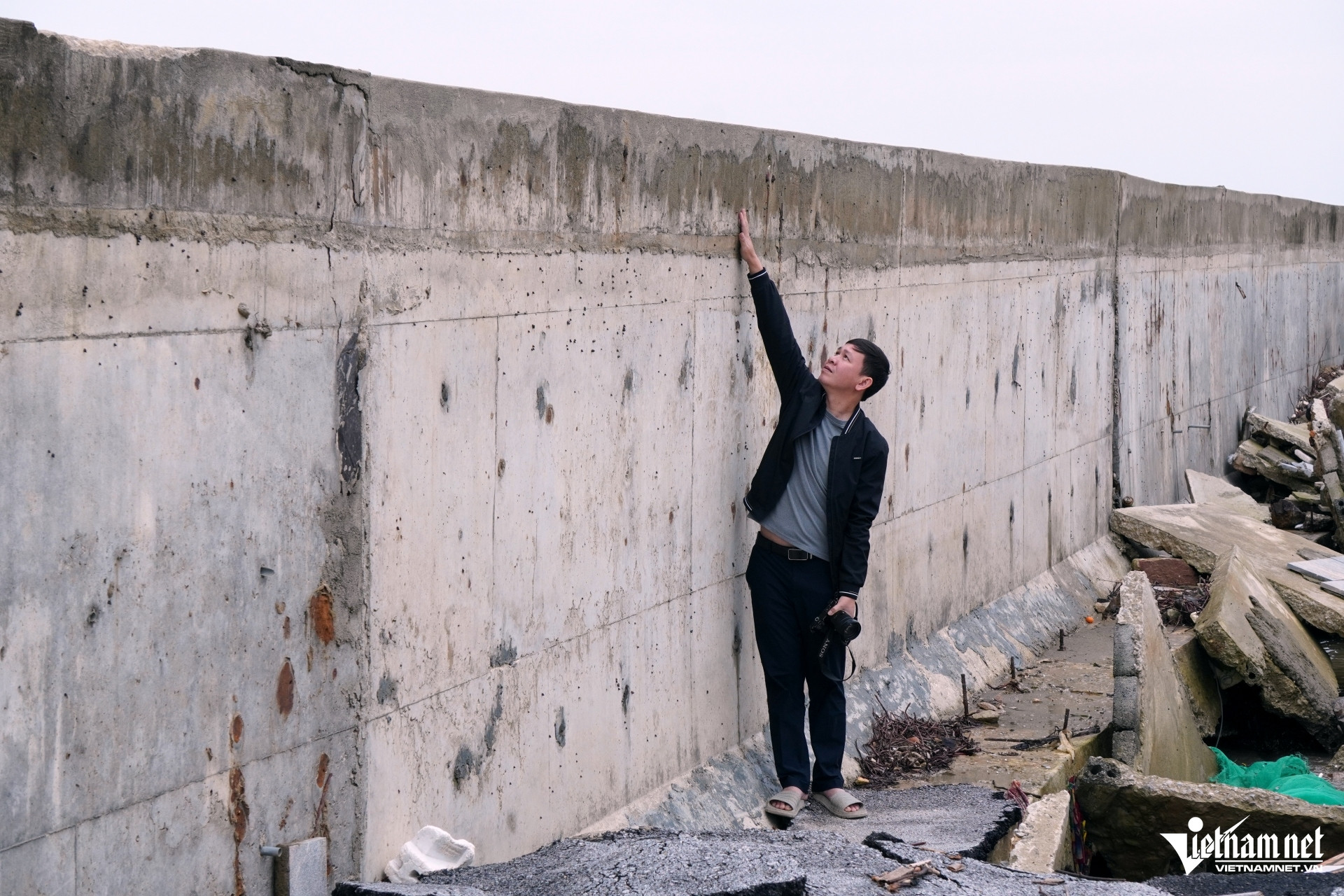 W-a6Tan hoang bờ kè ven biển.JPG.jpg