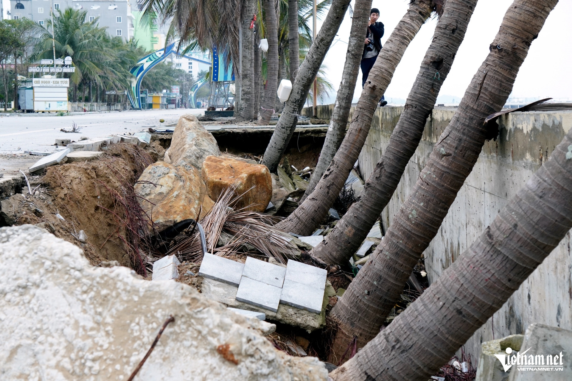 W-a7Tan hoang bờ kè ven biển.JPG.jpg