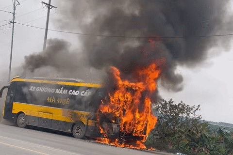  Xe khách 40 chỗ bốc cháy khi đang đỗ chờ công nhân tan ca ở Bắc Ninh 