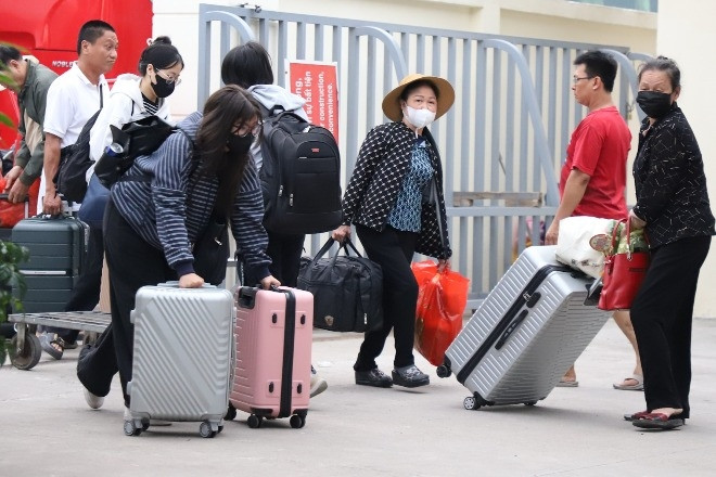 Cảnh hàng trăm hành khách vật vã trung chuyển giữa hai đầu ga Dĩ An - Biên Hòa