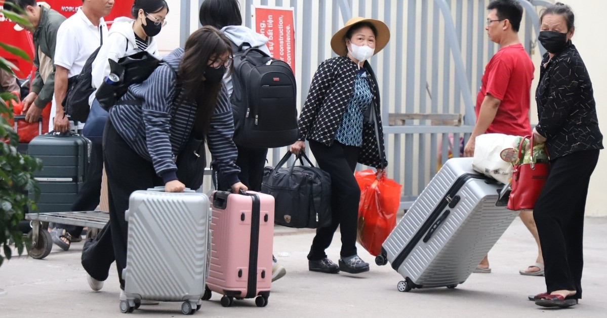 Cảnh hàng trăm hành khách vật vã trung chuyển giữa hai đầu ga Dĩ An - Biên Hòa