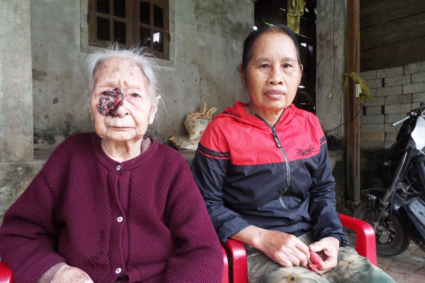 Chồng mất, con bỏ đi, người phụ nữ U70 gồng gánh mẹ già bệnh tật và 3 cháu nhỏ