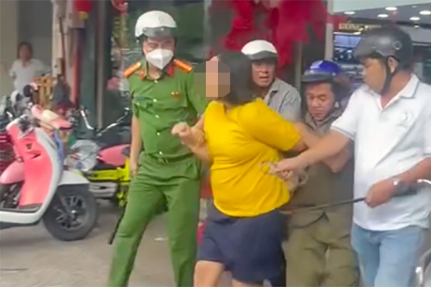 Công an khống chế người phụ nữ cầm dao tới tiệm vàng đập phá