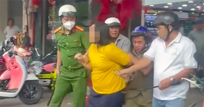 Công an khống chế người phụ nữ cầm dao tới tiệm vàng đập phá