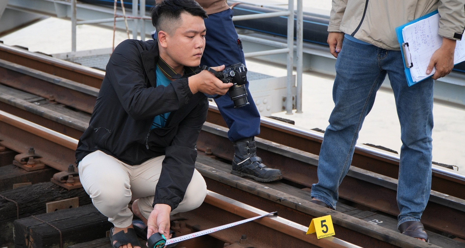 Khám nghiệm hiện trường sà lan tông cầu Ghềnh ở Đồng Nai