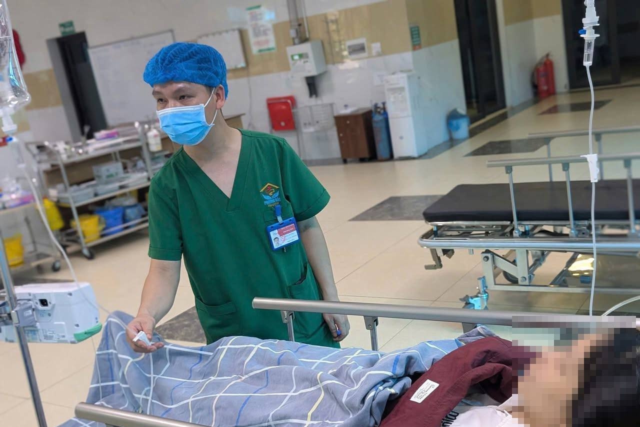  Đang tham gia hội thảo, cô giáo trẻ bất ngờ ngã gục, méo miệng 