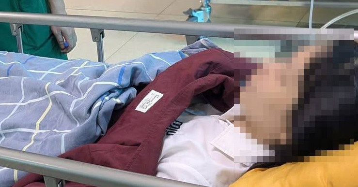 Đang tham gia hội thảo, cô giáo trẻ bất ngờ ngã gục, méo miệng