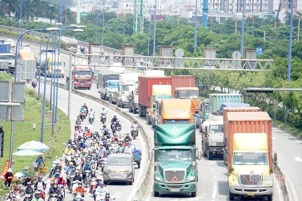 Giá dầu tăng cao, doanh nghiệp 50 xe gánh thêm 450 triệu mỗi tháng