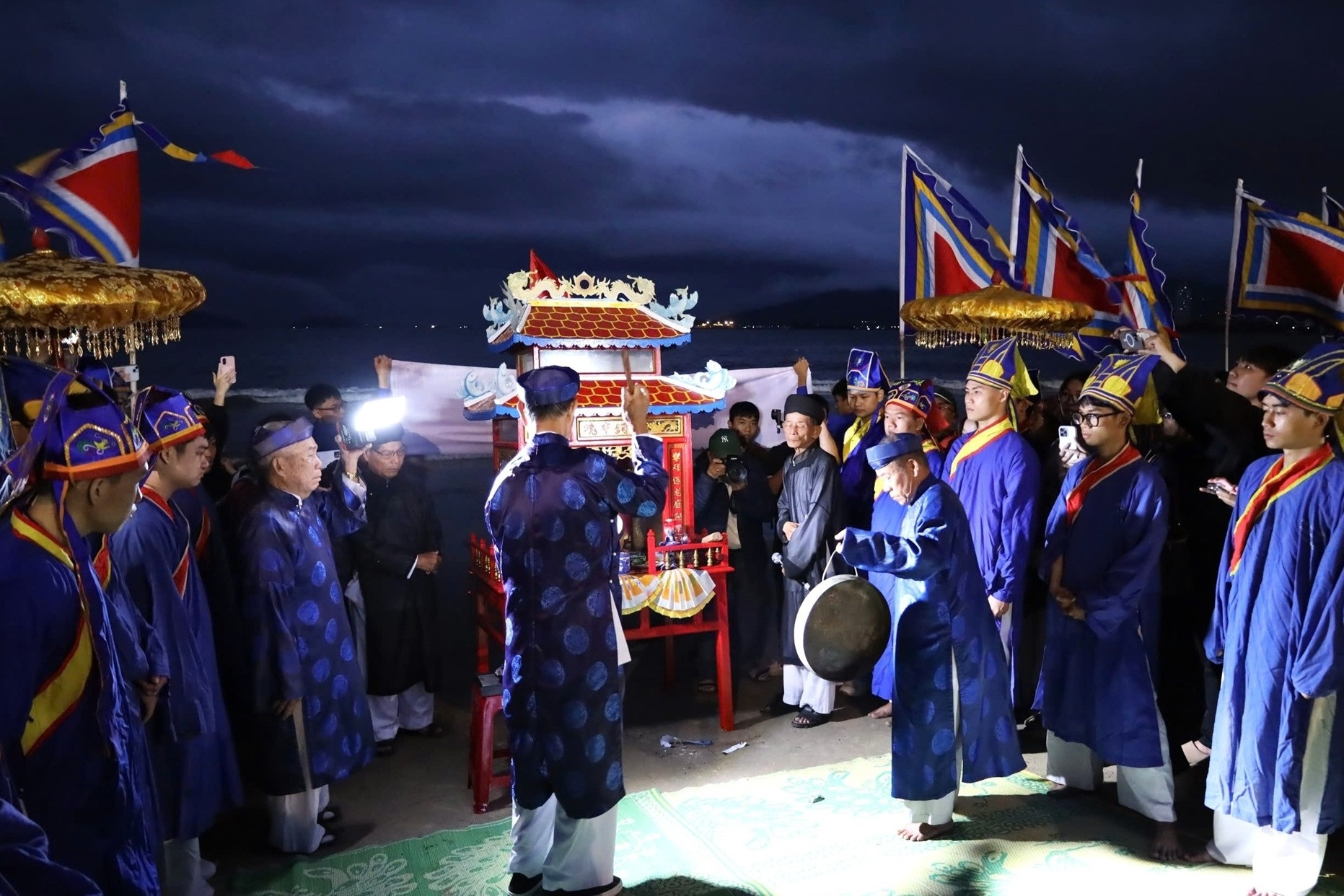 Hàng nghìn người đổ về biển Đà Nẵng dự lễ hội Cầu ngư