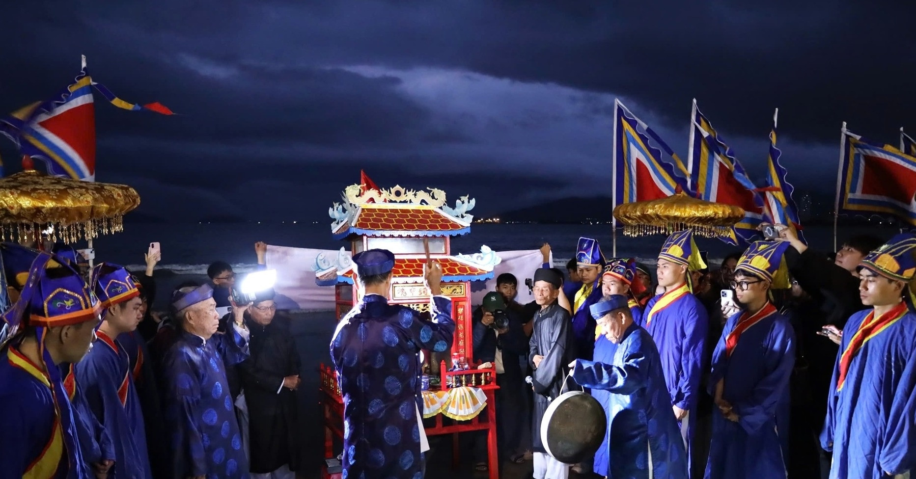 Hàng nghìn người đổ về biển Đà Nẵng dự lễ hội Cầu ngư