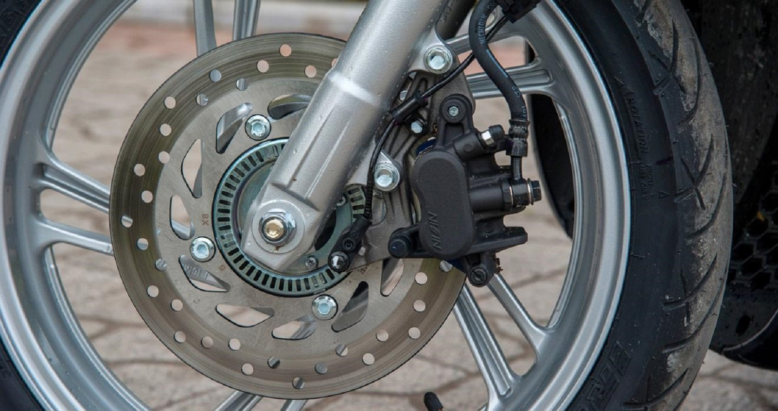 he thong phanh xe may.jpg