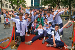 hoc sinh va co giao.jpg