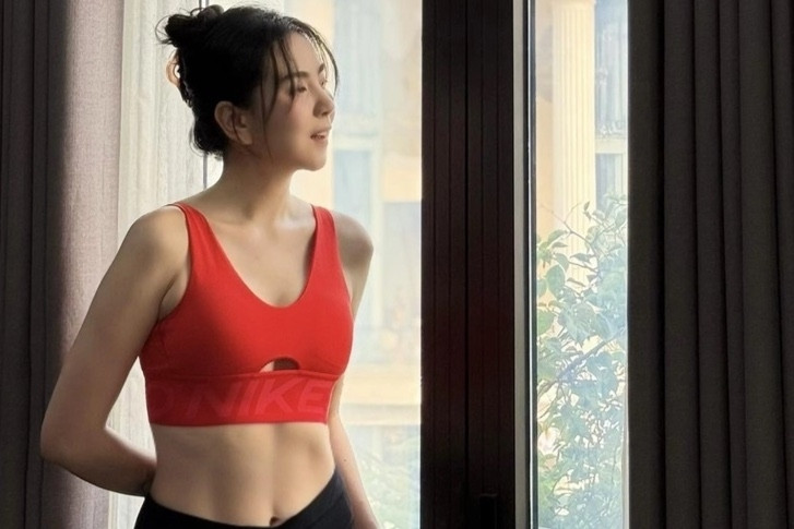 Lý Nhã Kỳ U50 vẫn sexy, MC Mai Ngọc 'gái một con trông mòn con mắt'