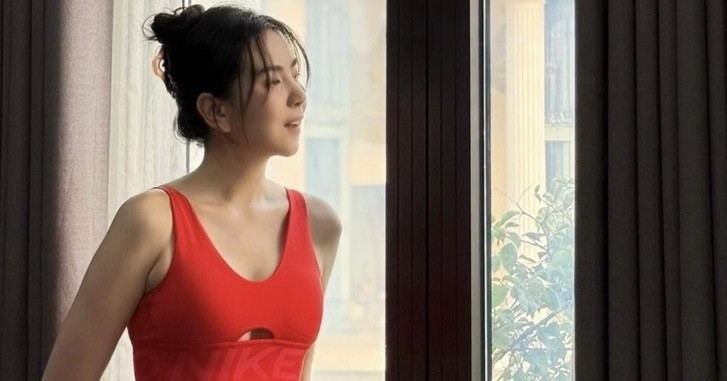 Lý Nhã Kỳ và MC Mai Ngọc khoe dáng đẹp, gây chú ý trong sự kiện ngày 6/3