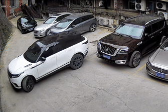 Màn lùi xe khó hiểu của tài xế Land Rover và cái kết ngoài tưởng tượng