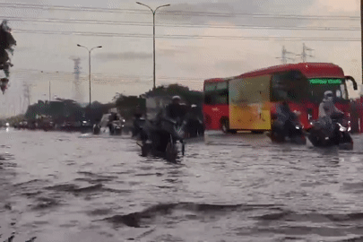 Mưa trái mùa 'nhấn chìm' cửa ngõ TPHCM, người dân bì bõm vượt nước đen về nhà