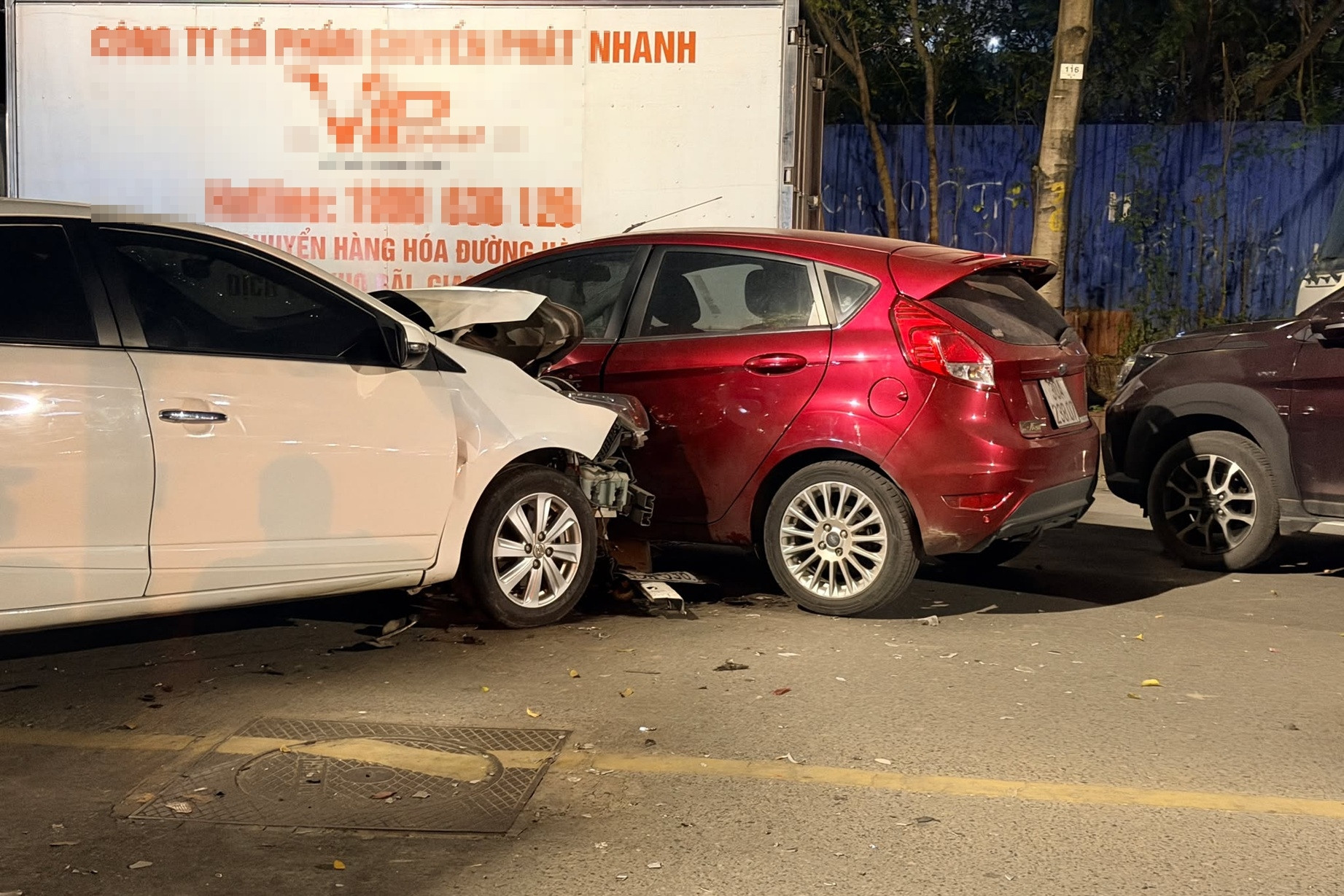 Ô tô con tông liên hoàn trên phố ở Hà Nội, ít nhất 7 xe hư hỏng