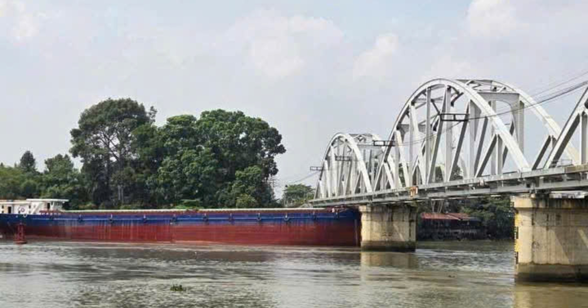 Sà lan tông cầu Ghềnh, nhiều người đi xe máy ngã trên cầu