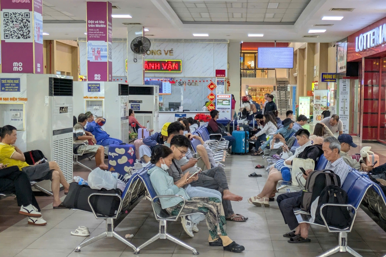  Sự cố sà lan tông cầu Ghềnh: Hàng nghìn hành khách đường sắt tất tả ngược xuôi 