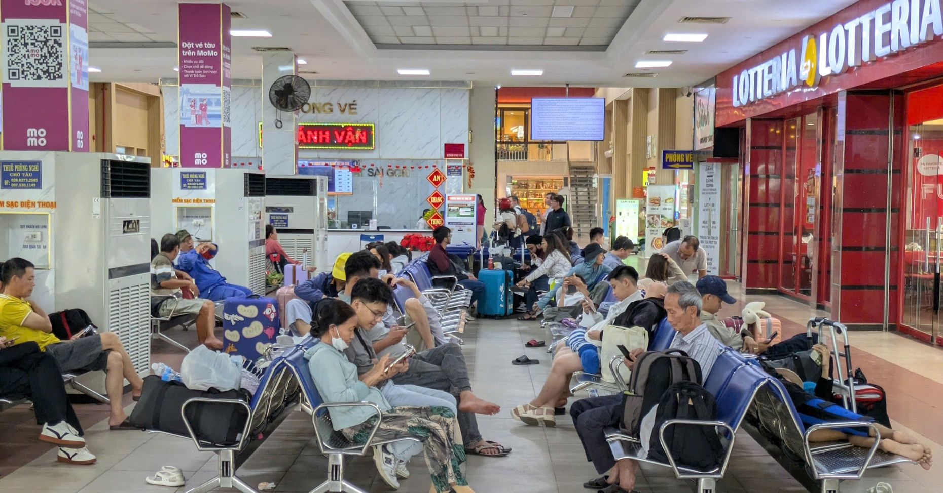 Sự cố sà lan tông cầu Ghềnh: Hàng nghìn hành khách đường sắt tất tả ngược xuôi