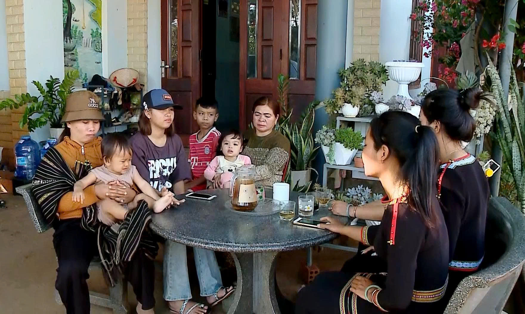 Thành viên tổ bầu cử đến từng nhà dân tuyên truyền giúp bà con hiểu rõ hơn về ngày bầu cử.jpg