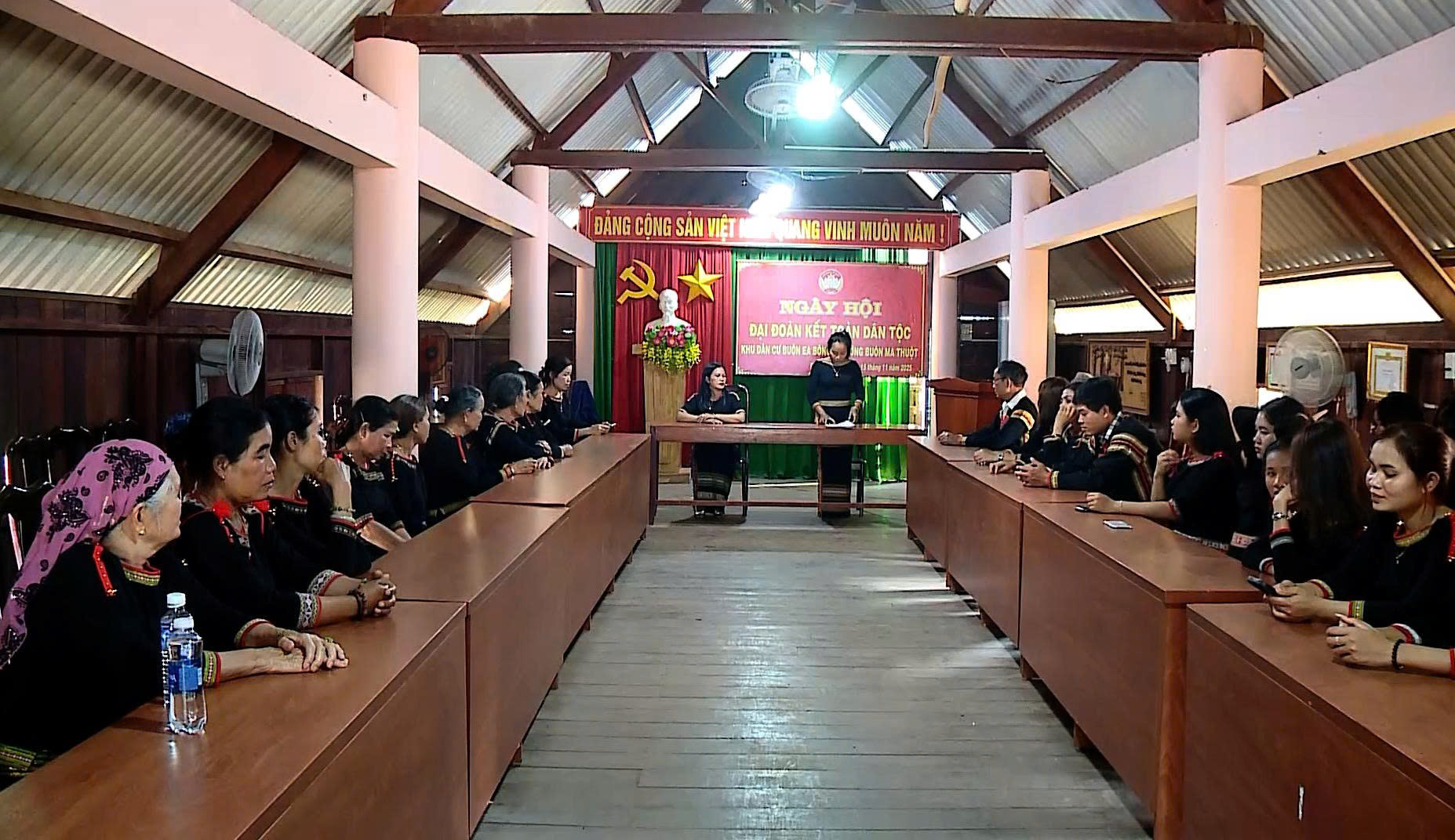 Trong các buổi sinh hoạt cộng đồng, ban tự quan thôn, buôn lồng ghép tuyên truyền về ngày bầu cử đến người dân.jpg