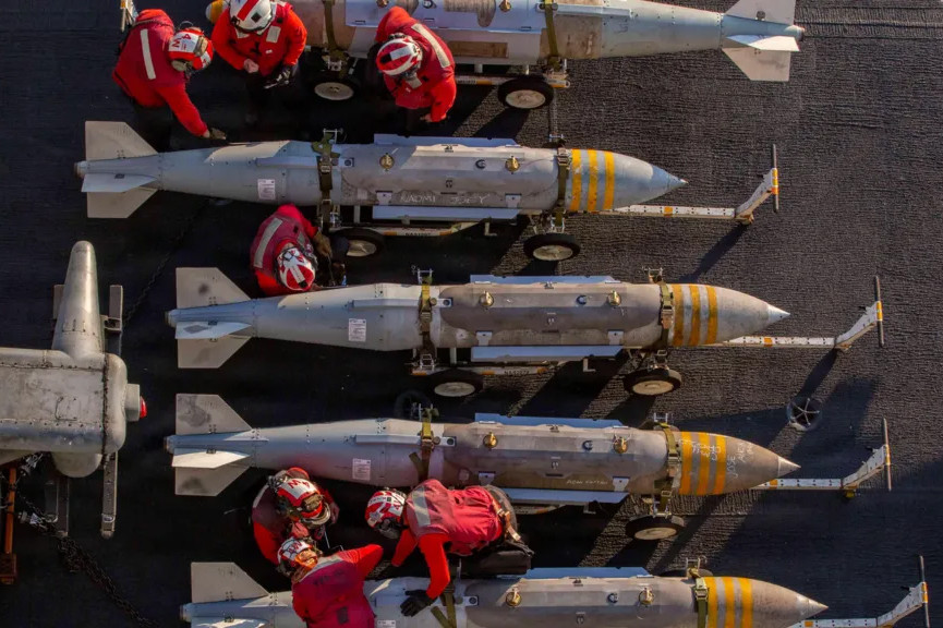 vu khi tren tau san bay USS Abraham Lincoln Hai quan My.jpg