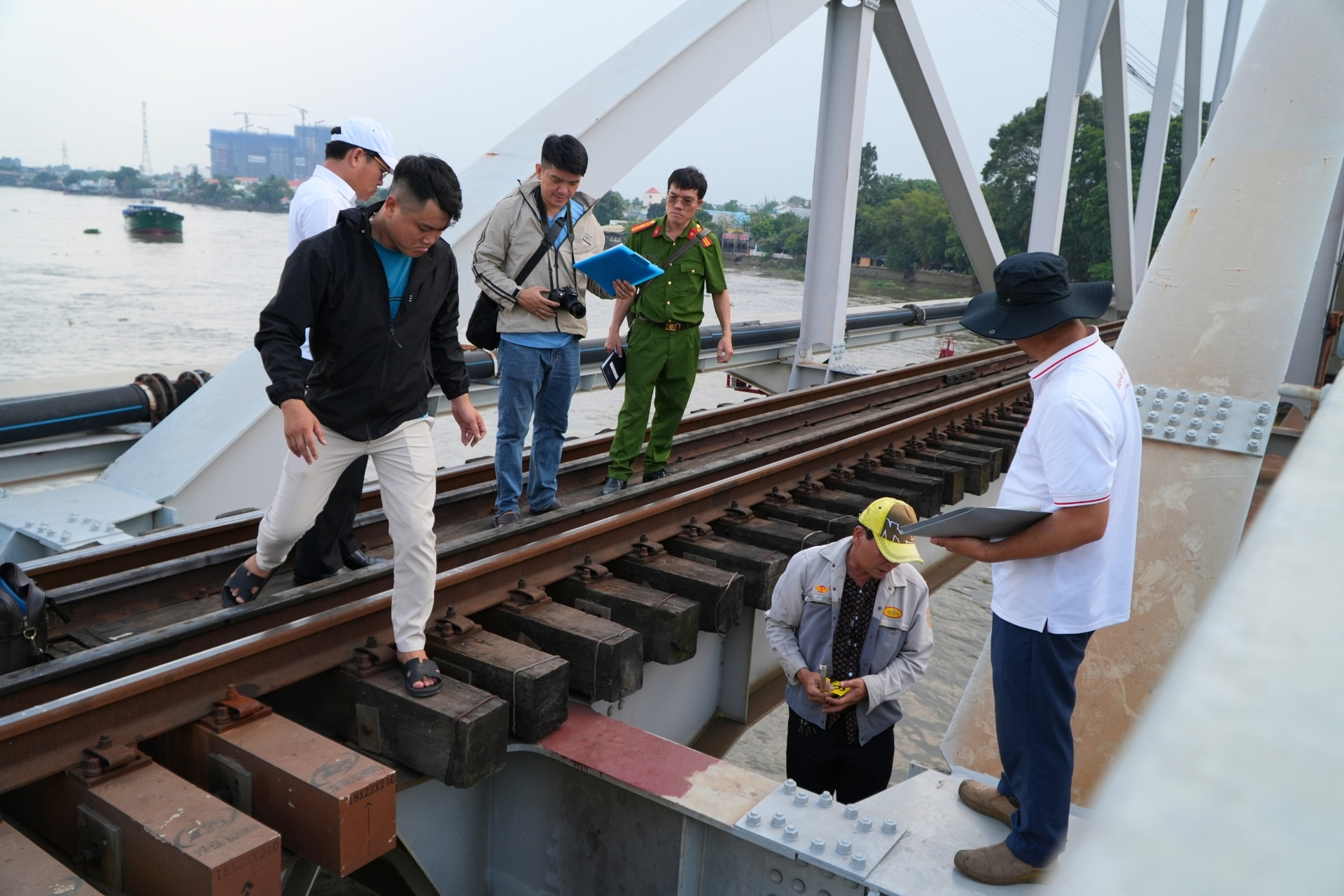 Vụ sà lan tông cầu Ghềnh: Kết quả nồng độ cồn của tài công và nguyên nhân ban đầu