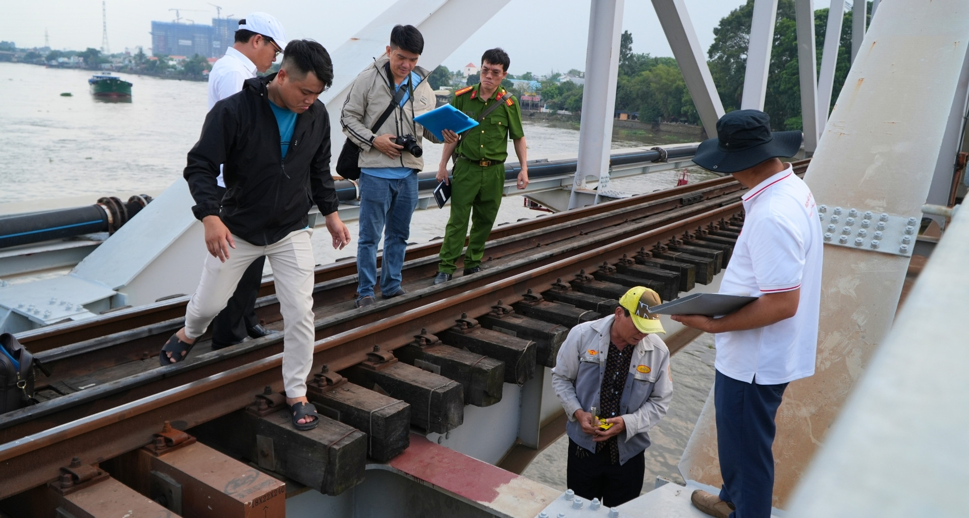 Vụ sà lan tông cầu Ghềnh: Kết quả nồng độ cồn của tài công và nguyên nhân ban đầu