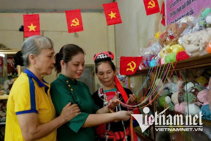 W-Chị Linh (đứng giữa) miệt mài từ niềm đam mê nghề thủ công.jpg