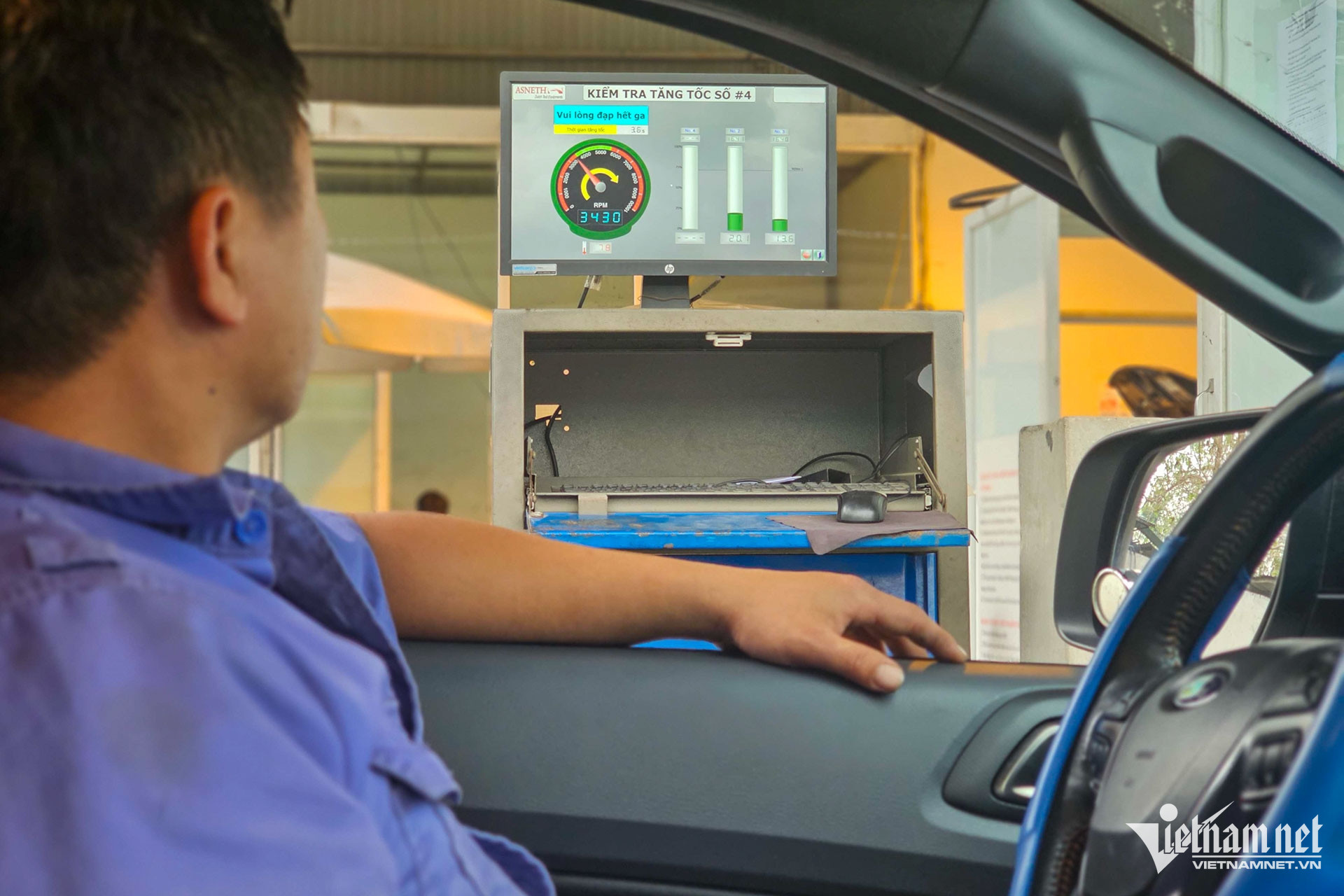 W-dang kiem khi thai xe may dau (1).jpg