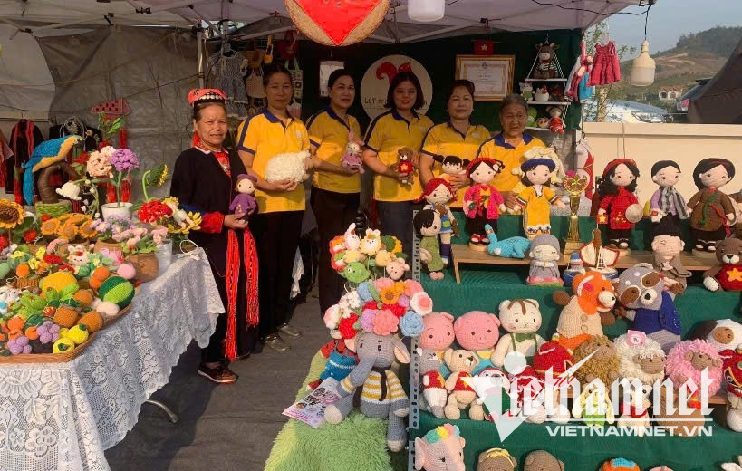 W-Nhiều phụ nữ tự tin hơn nhờ thành thạo nghề đan móc.jpg