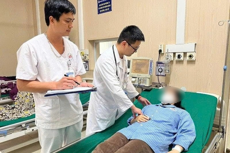 Xông than chữa cảm cúm, người phụ nữ bị suy hô hấp