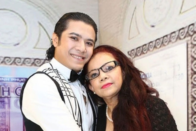 Xót xa hình ảnh mẹ ca sĩ Kasim Hoàng Vũ đau đớn bên thi hài con trai