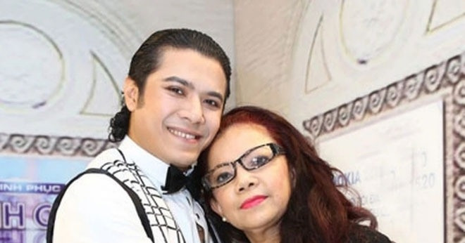 Xót xa hình ảnh mẹ ca sĩ Kasim Hoàng Vũ đau đớn bên thi hài con trai