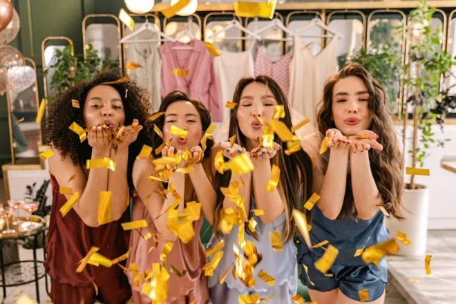 Lời chúc 8/3 cho bạn bè ngắn gọn, vui vẻ, độc đáo năm 2026