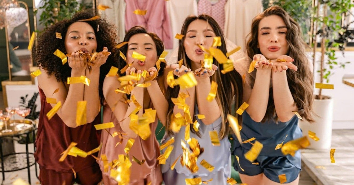 Lời chúc 8/3 cho bạn bè ngắn gọn, vui vẻ, độc đáo năm 2026