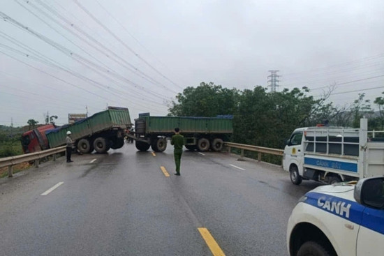 Bản tin cuối ngày 7/3: Va chạm xe đầu kéo, 2 người phụ nữ tử vong