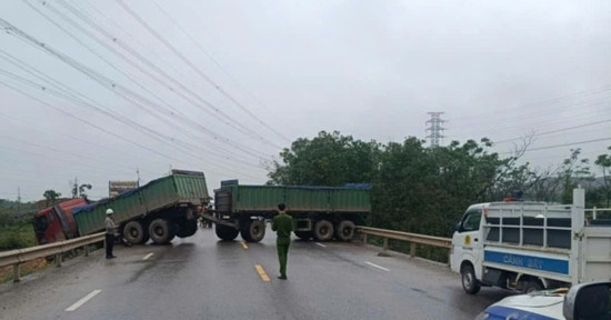 Bản tin cuối ngày 7/3: Va chạm xe đầu kéo, 2 người phụ nữ tử vong