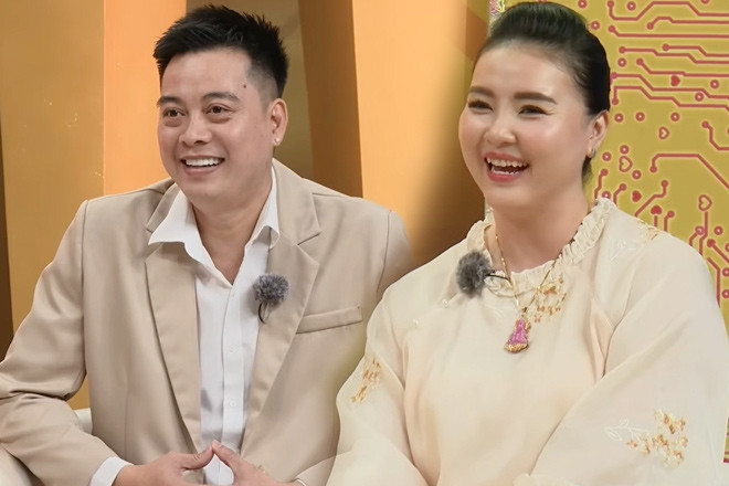 Bạn trai mắc u tủy, cô gái TPHCM giấu cha mẹ bỏ học vào viện chăm