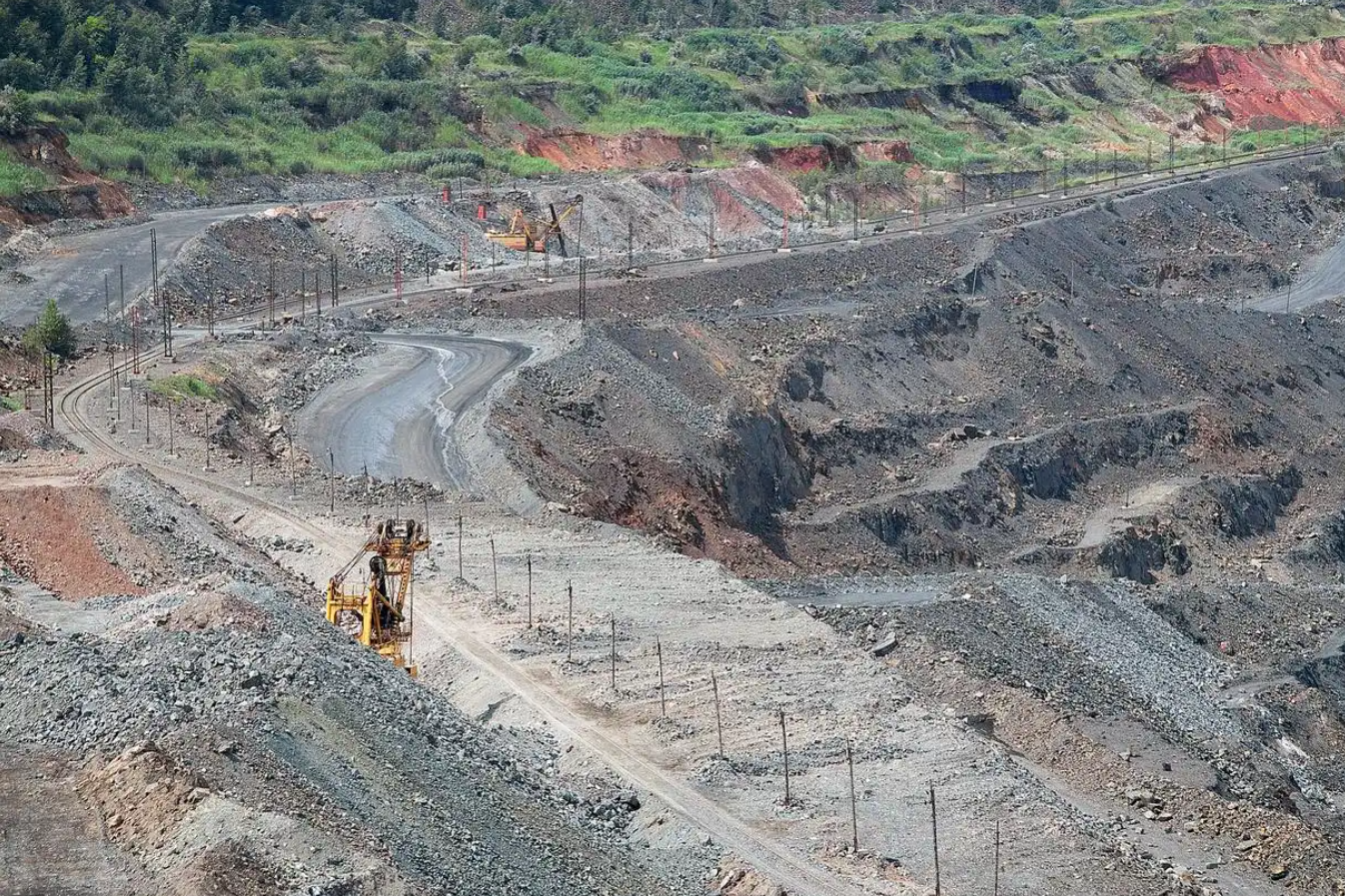 Bên trong mỏ đồng lộ thiên lớn nhất châu Á, mỗi năm luyện ra 15 vạn tấn 