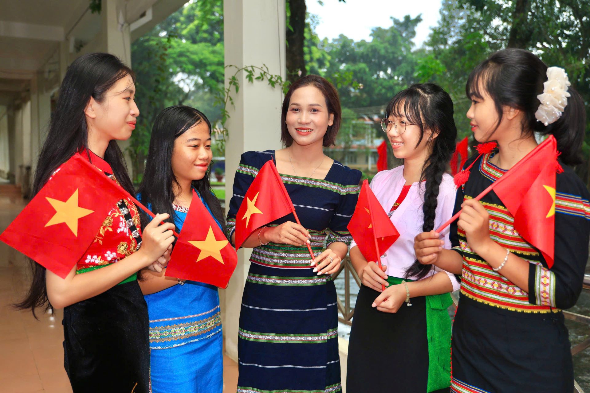 Cô giáo Nàng Xô Vi (đứng giữa) xác định sẽ kiên trì theo đuổi mục tiêu nâng cao chất lượng giáo dục ở vùng đồng bào DTTS