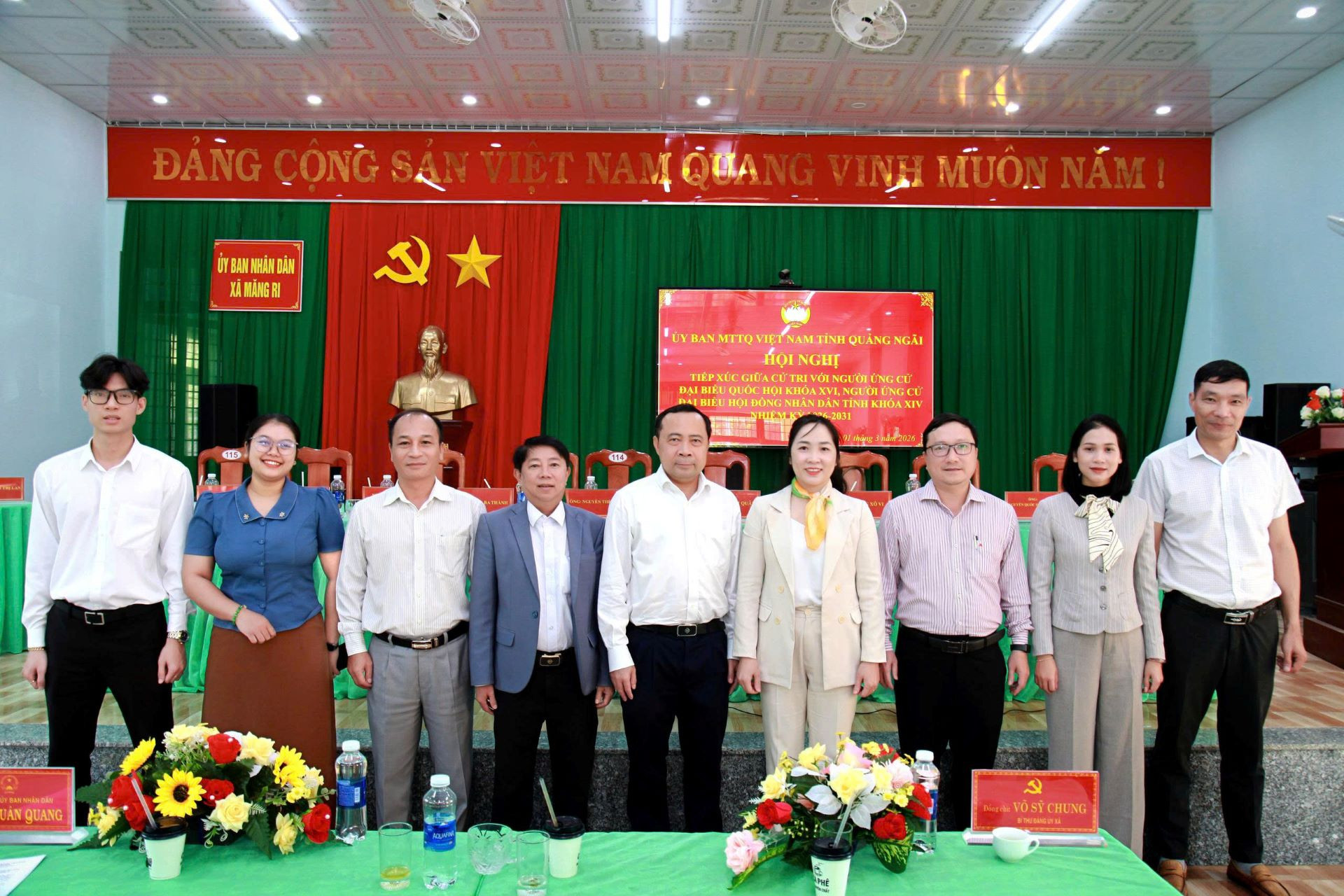 Cô giáo Nàng Xô Vi (thứ 2 từ phải sang) chụp ảnh lưu niệm với những người ứng cử đại biểu Quốc hội khóa XVI và đại biểu HĐND tỉnh khóa XIV, nhiệm kỳ 2026 - 2031