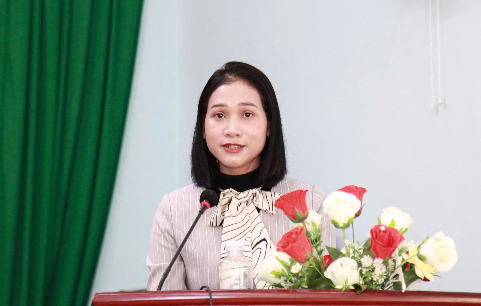 Cô giáo Nàng Xô Vi trình bày chương trình hành động tại Hội nghị tiếp xúc giữa cử tri xã Măng Ri với người ứng cử đại biểu Quốc hội khóa XVI và đại biểu HĐND tỉnh khóa XIV, nhiệm kỳ 2026 – 2031