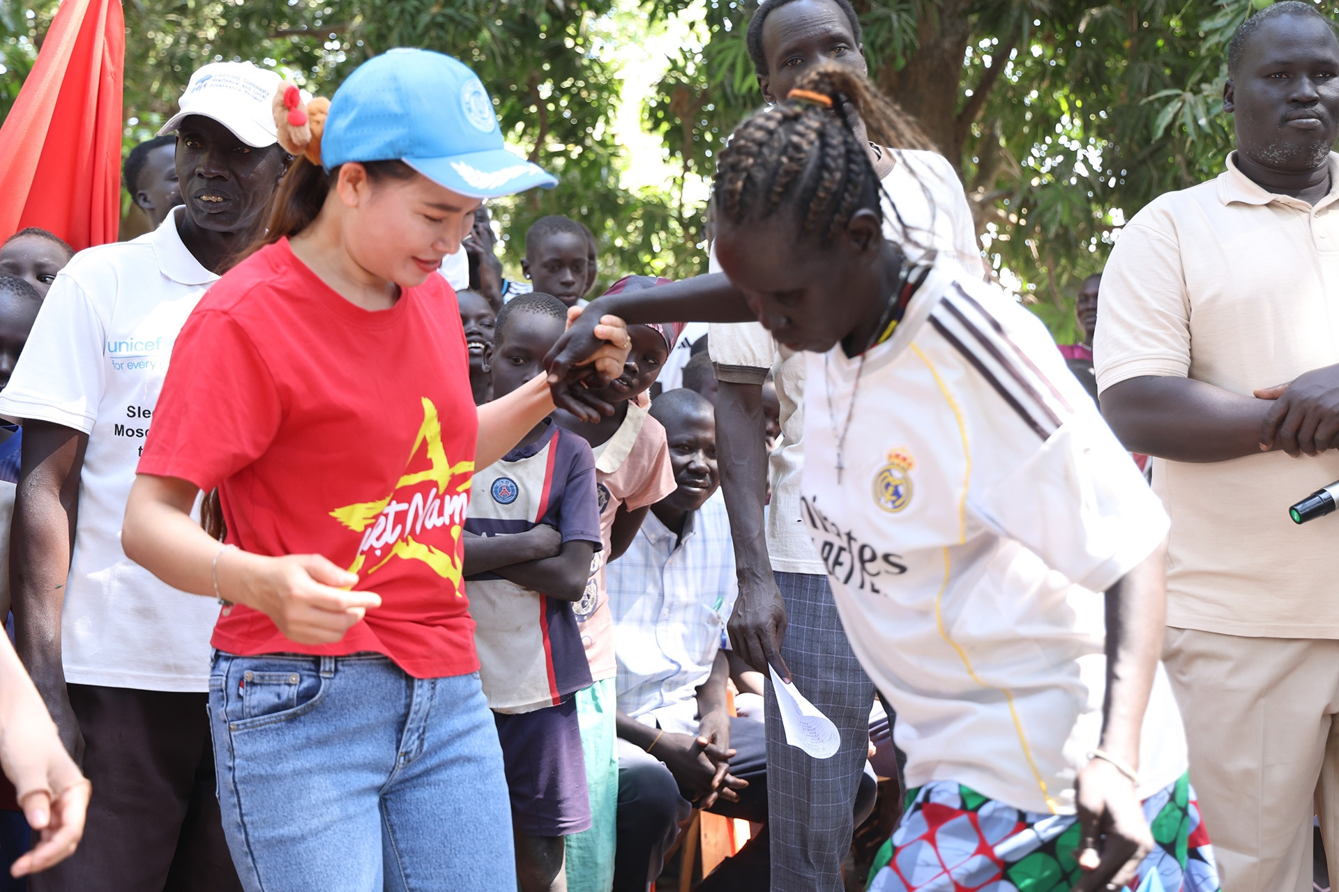 Cuộc hàn huyên đặc biệt của nữ quân nhân Việt Nam với những phụ nữ châu Phi