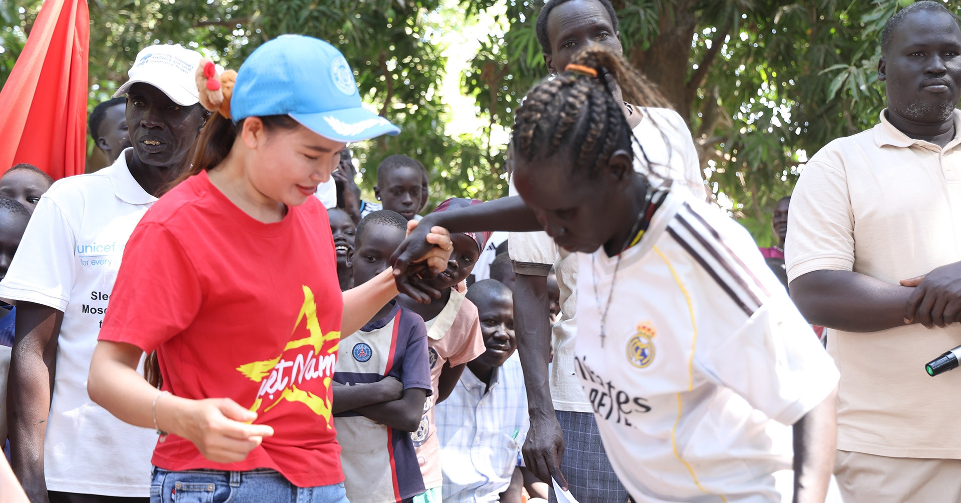 Cuộc hàn huyên đặc biệt của nữ quân nhân Việt Nam với những phụ nữ châu Phi