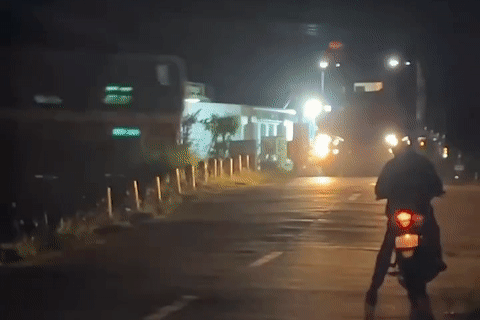 Khoảnh khắc xe đầu kéo cố vượt rào chắn, bị tàu hỏa tông gãy đôi